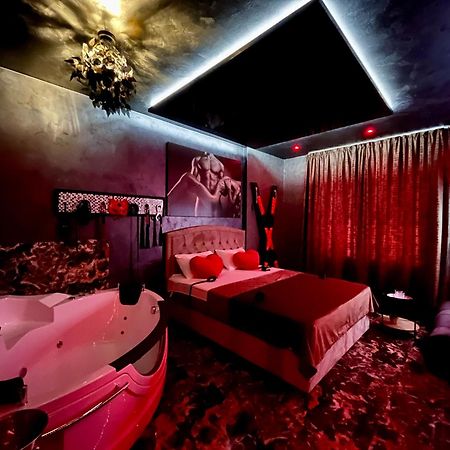 Love Room Bukarest Exteriör bild