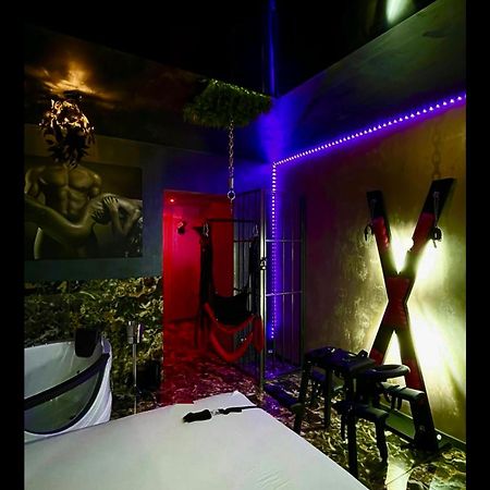 Love Room Bukarest Exteriör bild