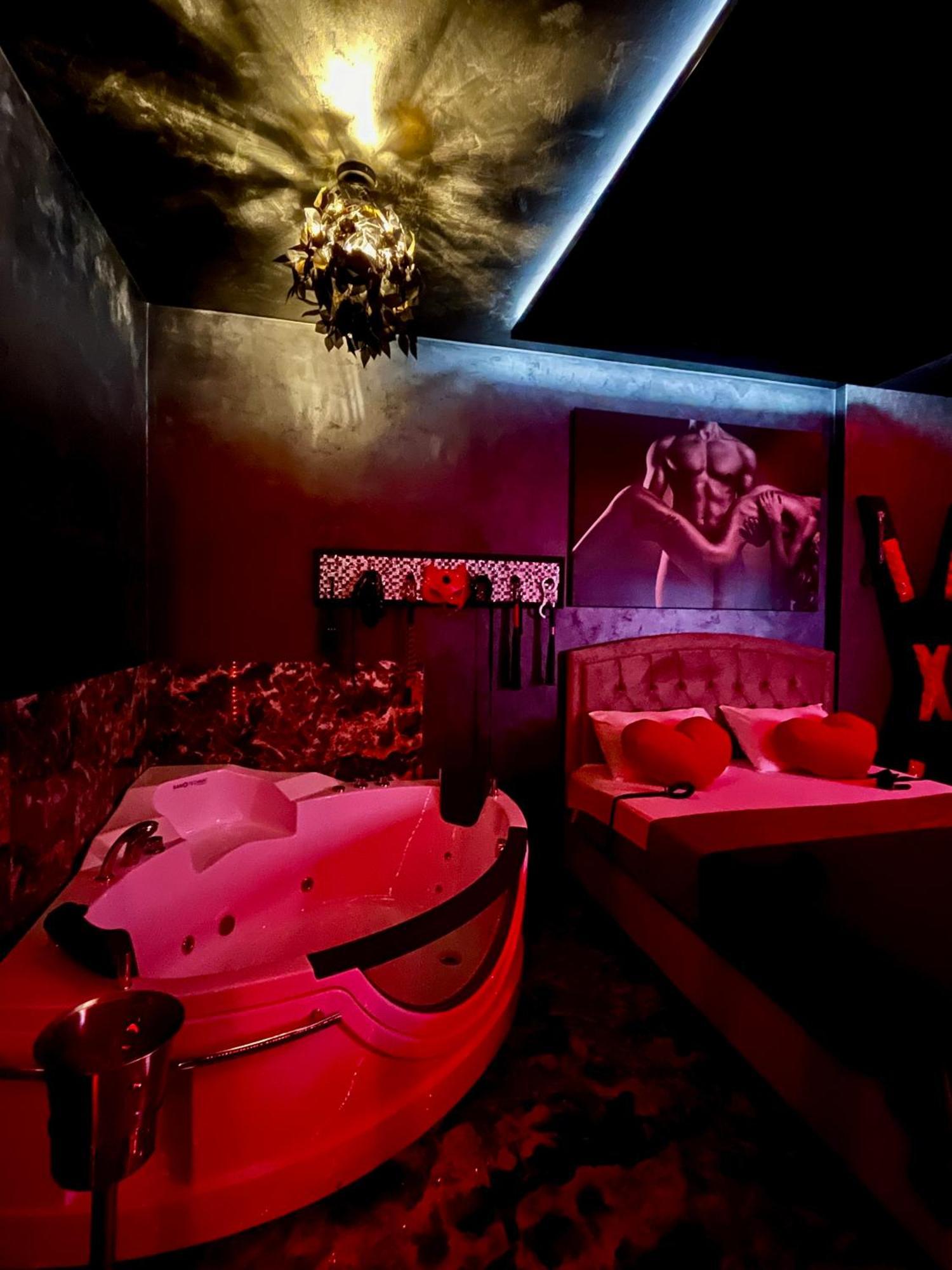 Love Room Bukarest Exteriör bild