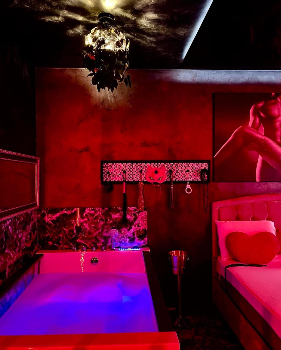 Love Room Bukarest Exteriör bild